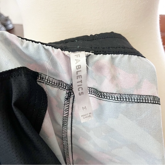 Fabletics Women's Eloise Shorts Beta Geo Print Floral Zipper Pockets Size M - Picture 5 of 9